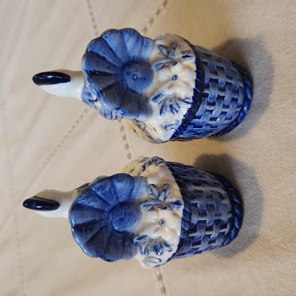 Delft blue and white salt and pepper shakers - Picture 3 of 5